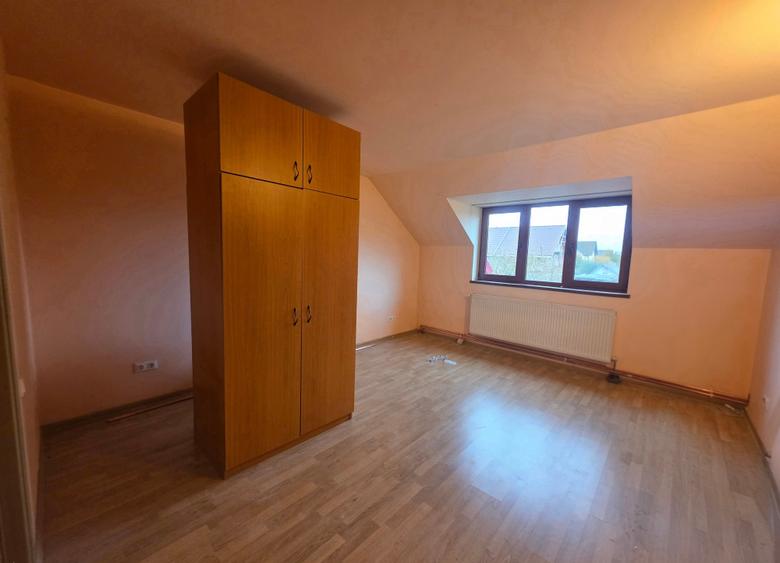 Casă individuală cu 5 camere cu Canalizare în Sânpetru