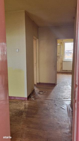 Apartament cu 3 camere decomandat în Petros