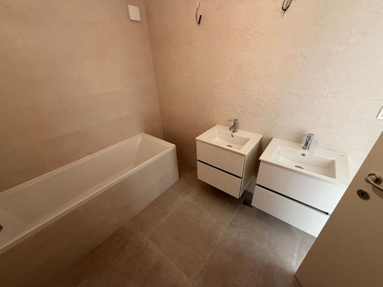 Apartament cu 3 camere semidecomandat în Sisești