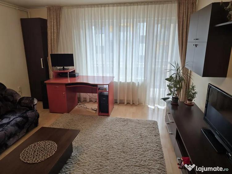 Apartament cu 3 camere semidecomandat în Florești