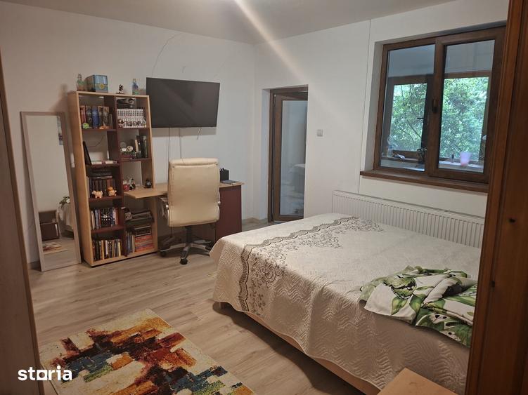 Casă cu 10 camere cu Teren 1200 Mp în Bucov