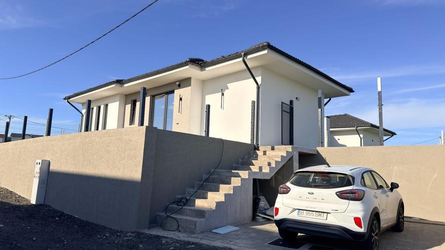 Casă cu 4 camere cu Teren 300 Mp în Broscărie