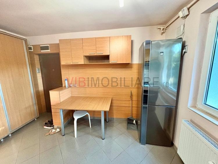 Apartament cu 3 camere semidecomandat în Giulești