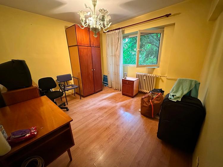 Apartament cu 4 camere decomandat în Iancului