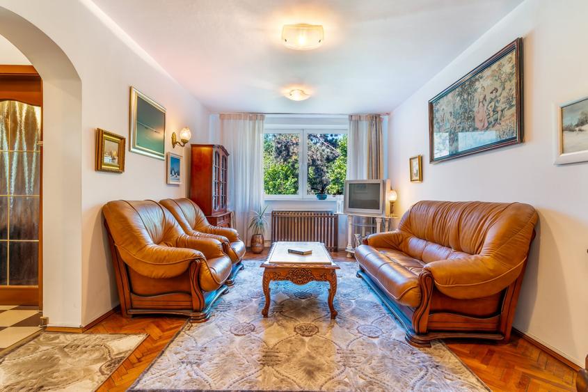 Apartament cu 3 camere semidecomandat, mobilat în Plopilor