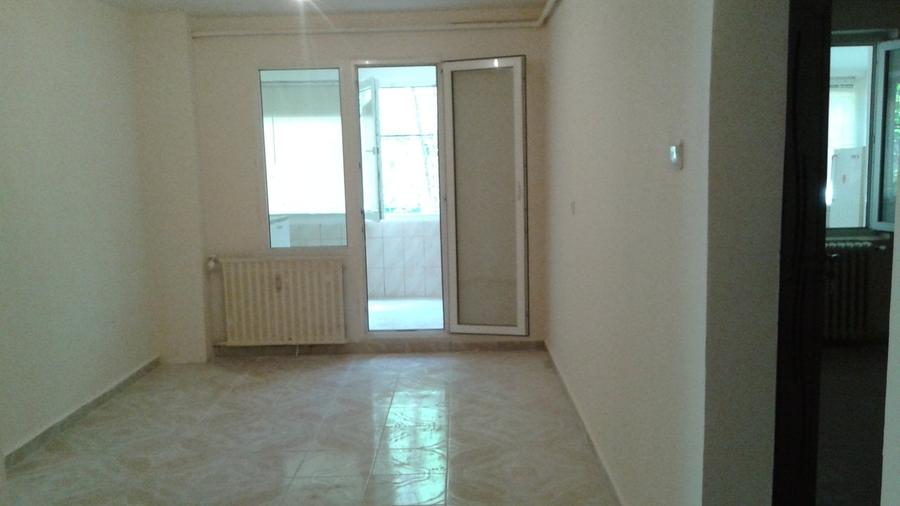 Apartament cu 5 camere semidecomandat în Crângași