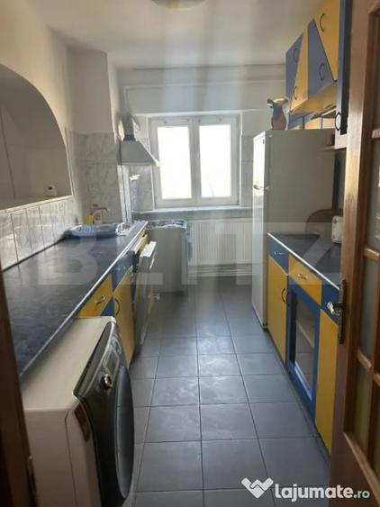 Apartament cu 4 camere semidecomandat în Calea București