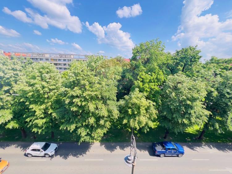 Apartament cu 3 camere semidecomandat, mobilat în Podgoria
