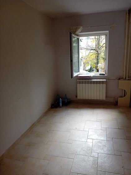 Apartament cu 3 camere semidecomandat în Girocului