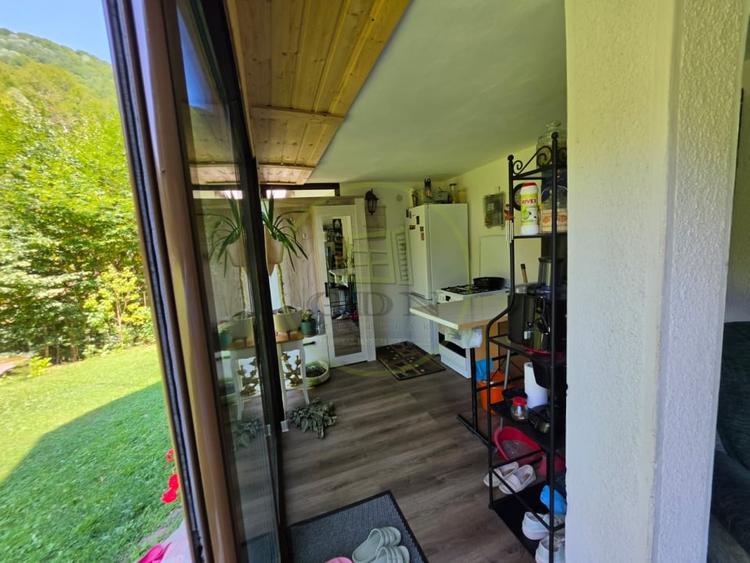 Casă individuală cu 7 camere cu Teren 4557 Mp în Exterior Est
