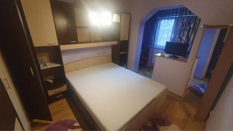 Apartament cu 3 camere semidecomandat în Alexandru cel Bun