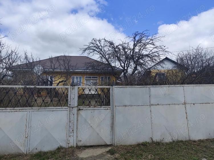 vand casa in centrul satului Stoisesti, com. Banca, jud. Vaslui - 2