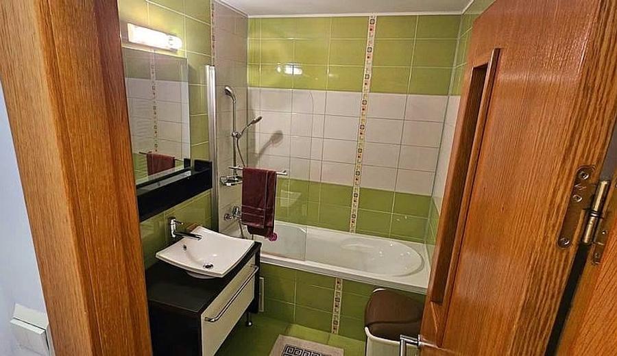 Apartament cu 4 camere semidecomandat, mobilat în Tineretului