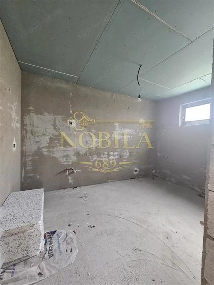 Casă cu Teren 500 Mp în Est