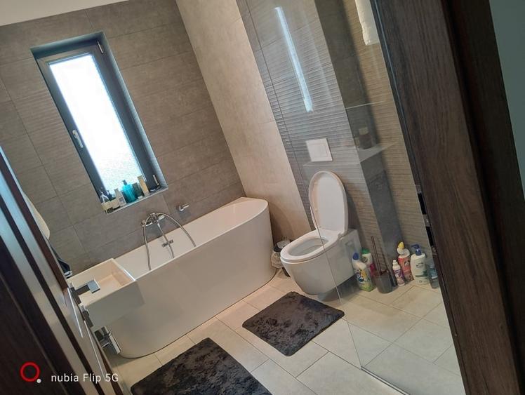 Casă cu 3 camere cu Canalizare în Exterior Sud