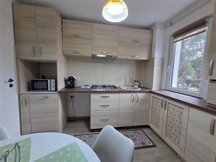 Apartament cu 3 camere semidecomandat, mobilat în Gării