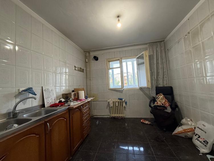 Apartament cu 3 camere semidecomandat în Gorjului
