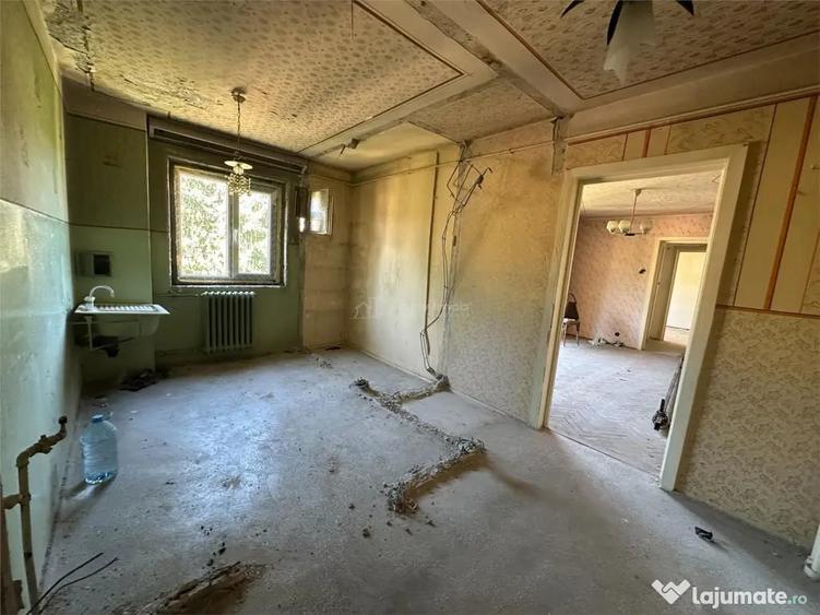 Apartament cu 3 camere semidecomandat în Central