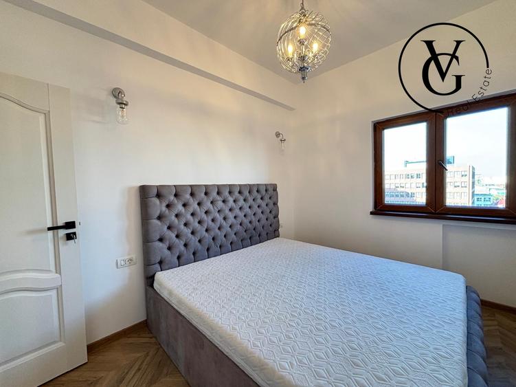 Apartament cu 5 camere semidecomandat, mobilat în P-ța Universității
