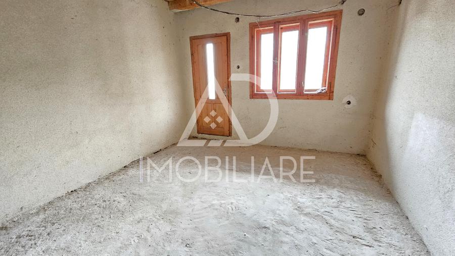 Casă individuală cu 11 camere cu Teren 300 Mp în Central