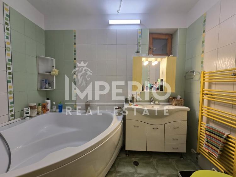 Casă individuală cu 7 camere cu Canalizare în Andrei Mureșanu