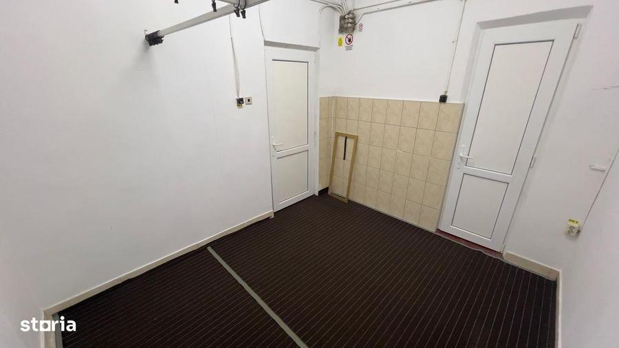 Spațiu comercial, de 55 mp, în Petros