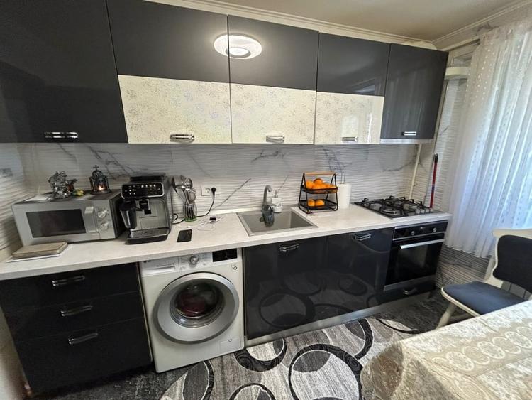 Apartament cu 3 camere decomandat, mobilat în Viziru 3