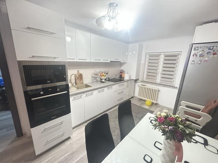 Apartament cu 3 camere decomandat în Mărăști