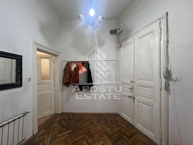 Apartament cu 3 camere semidecomandat în P-ța Maria