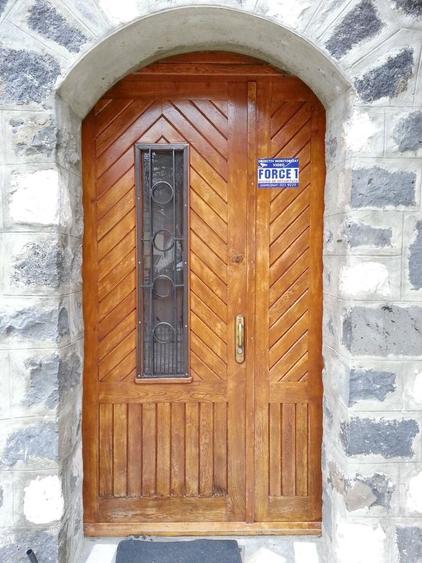 Casă individuală cu 7 camere cu Canalizare în Schei