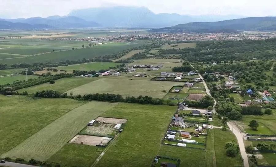 Teren de 1000 mp, în Vulcan