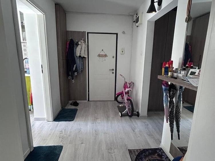 Apartament cu 3 camere decomandat, mobilat în Calea București