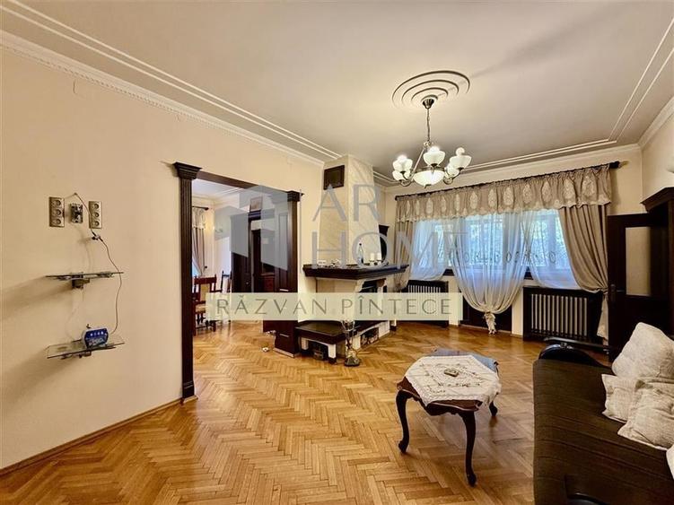 Casă individuală cu 11 camere cu Teren 370 Mp în Ultracentral
