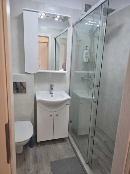 Apartament cu 3 camere semidecomandat în Titan