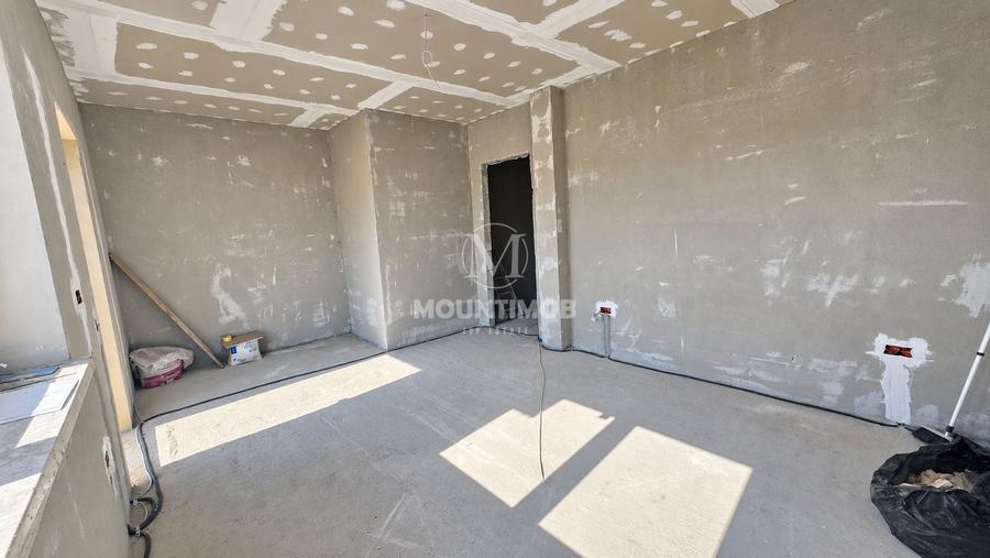 Duplex cu 3 camere cu Canalizare în Cristian