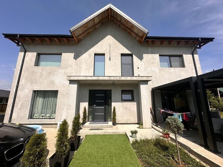 Casă cu 4 camere în Priseaca