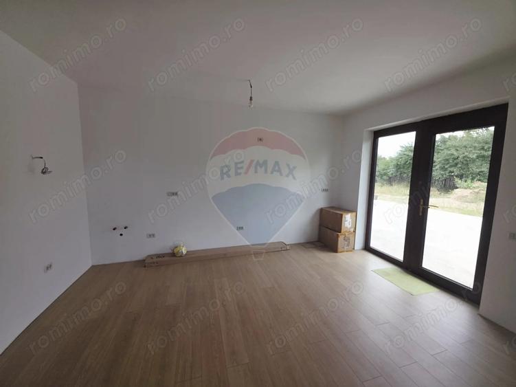 Casă cu 5 camere cu Teren 6110 Mp în Girov