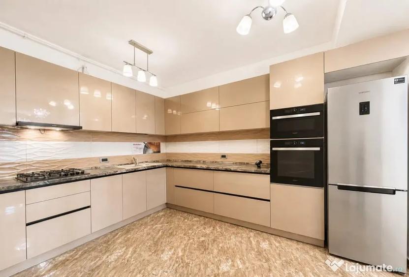 Apartament cu 3 camere decomandat în Tractorul