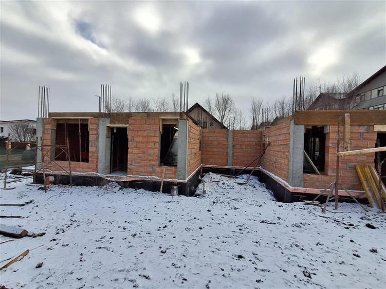 Duplex cu 4 camere cu Canalizare în Aeroport