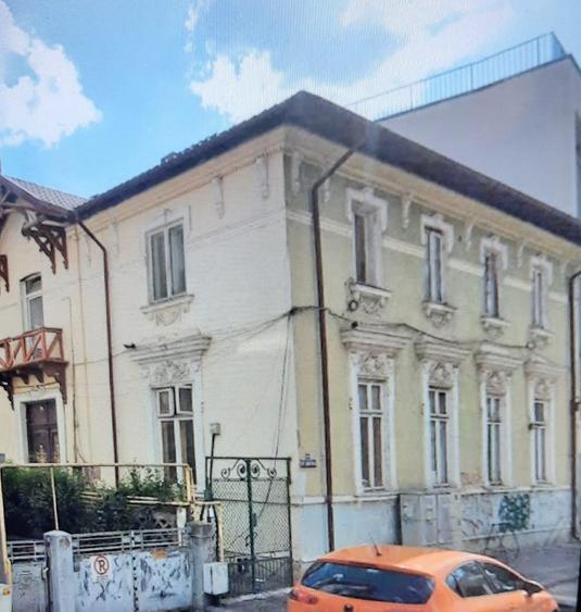 Casă individuală cu 9 camere cu Teren 655 Mp în Unirii