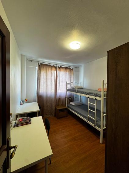 Apartament cu 4 camere semidecomandat în Tătărași