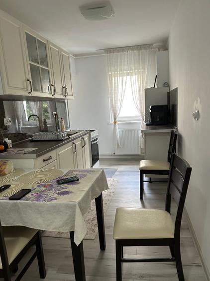 Apartament cu 3 camere semidecomandat în Centrul Civic