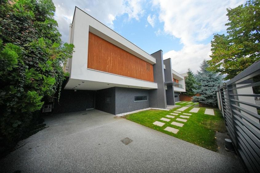 Casă individuală cu 6 camere cu Canalizare în Ultracentral