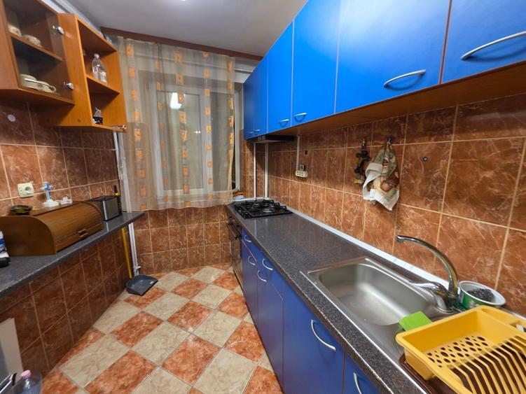 Apartament cu 3 camere semidecomandat, mobilat în Titan