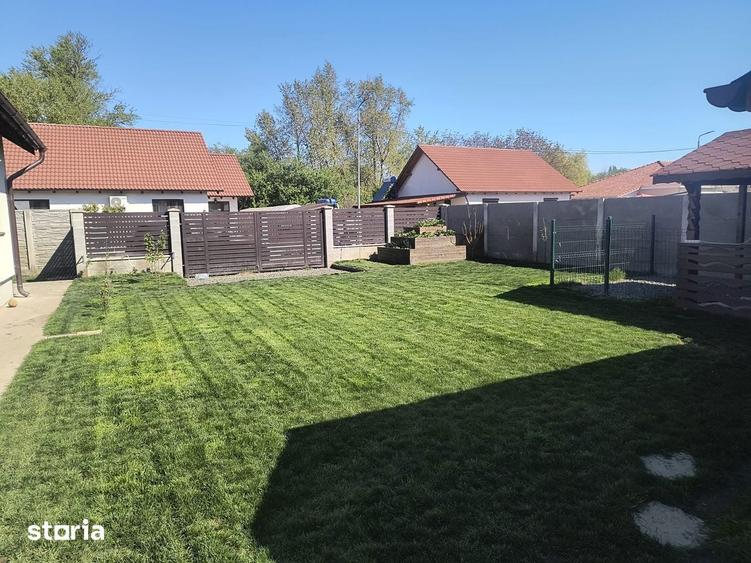 Casă cu 4 camere cu Teren 433 Mp în Sânmihaiu Român