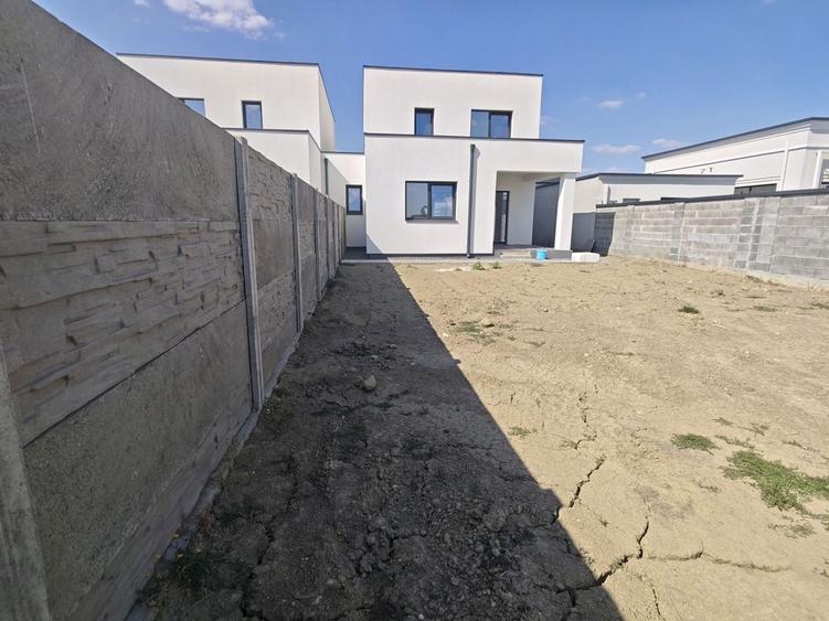 Casă individuală cu 4 camere cu Canalizare în Săcălaz