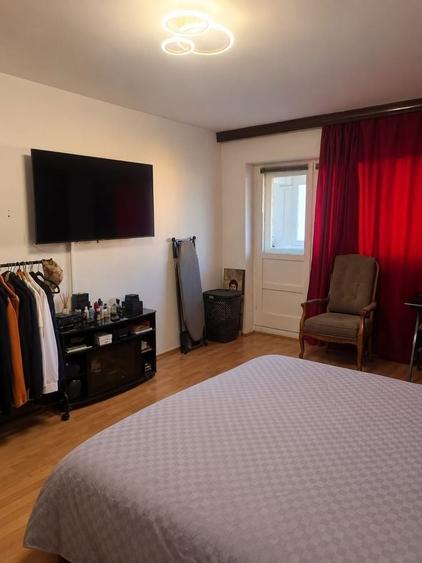 Apartament cu 4 camere decomandat, mobilat în Tineretului
