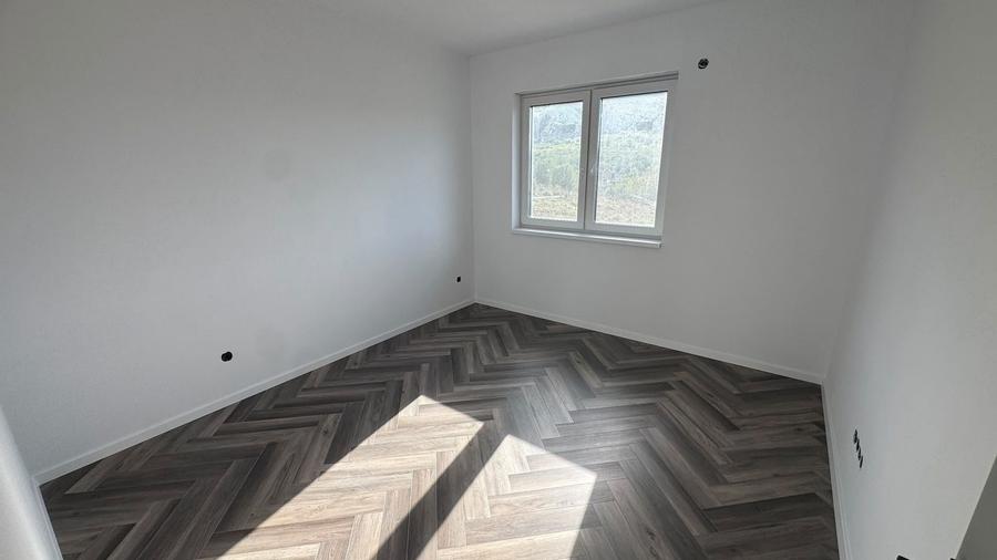 Casă individuală cu 5 camere cu Canalizare în Central