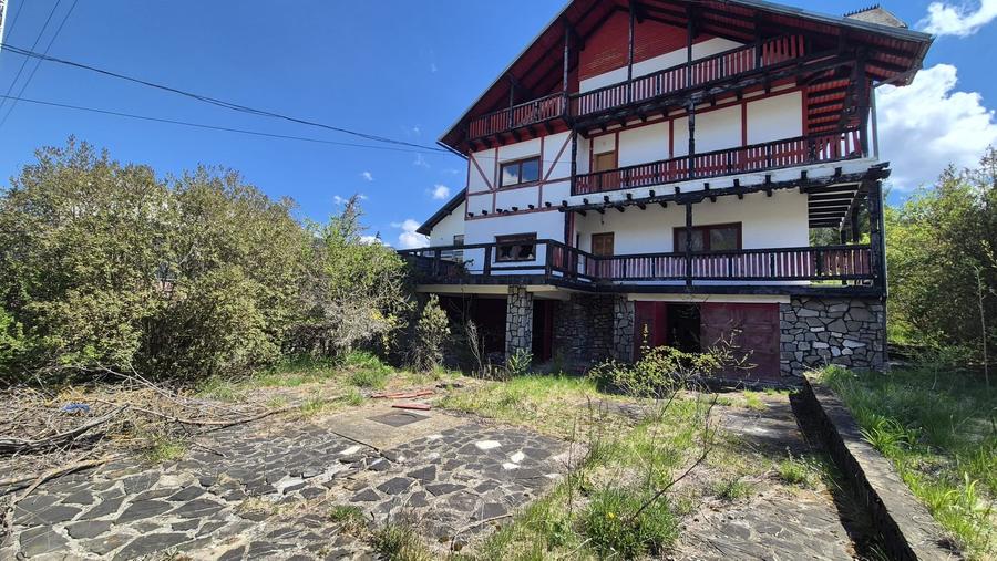 Casă individuală cu 11 camere cu Canalizare în Piatra Arsă