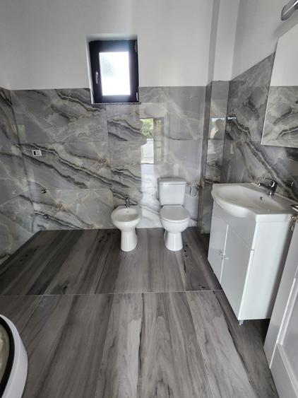 Casă cu 4 camere cu Canalizare în Traian